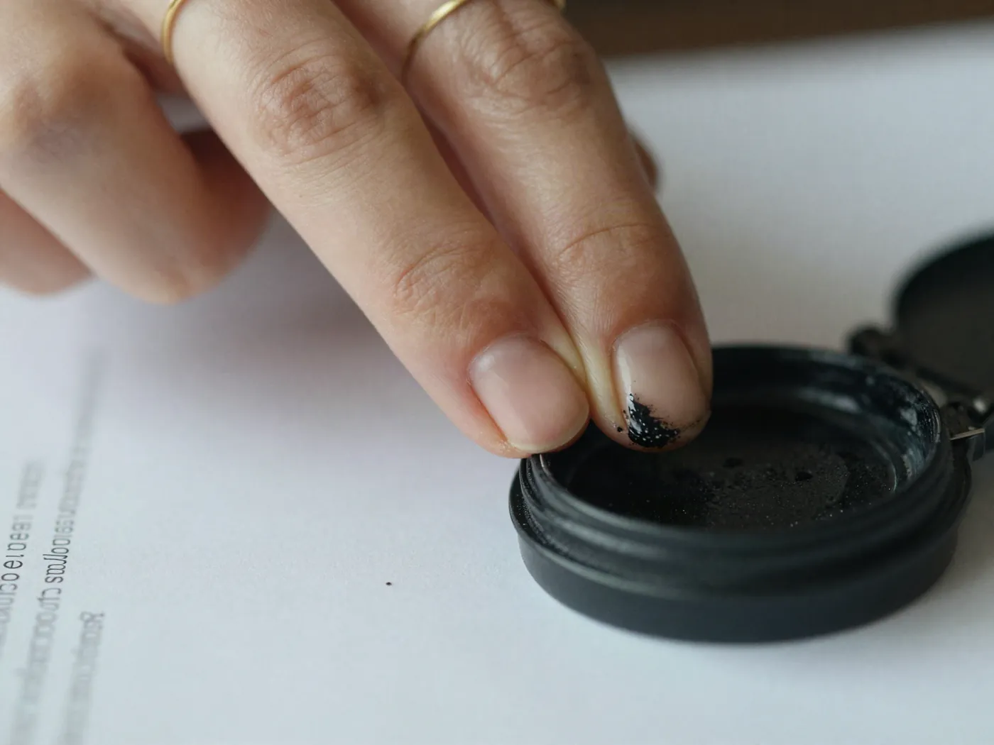 Toma de huella digital para el acta de matrimonio civil