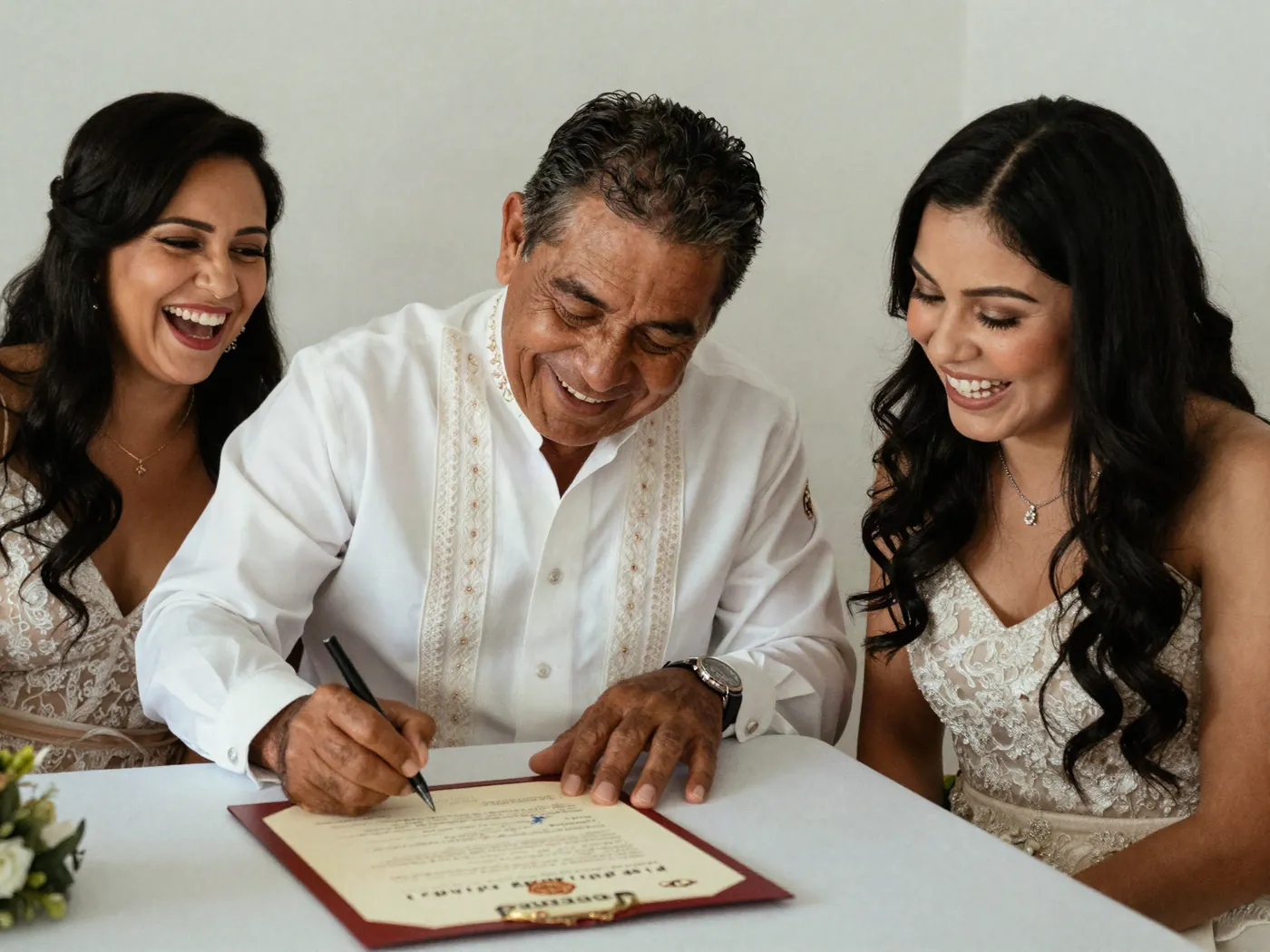 Testigos firmando el acta de matrimonio civil ante el juez