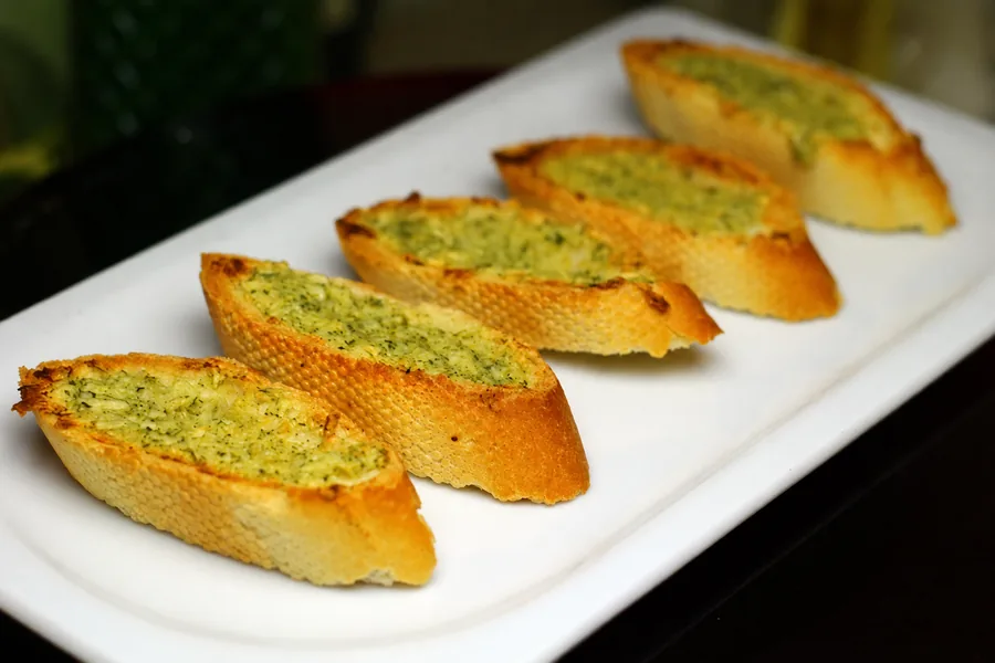 Pan de ajo recién horneado para acompañar el rodízio