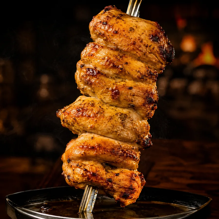 Pollo a la cerveza en espada dorado al carbón
