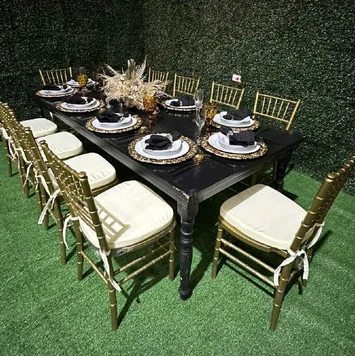 Mesa country negra con sillas en renta para eventos CDMX