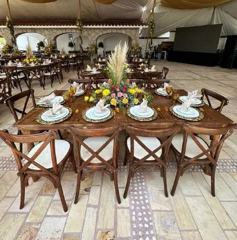 Mesa country con sillas crossback en renta para eventos CDMX