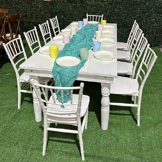 Mesa junior con sillas tiffany en renta para eventos CDMX