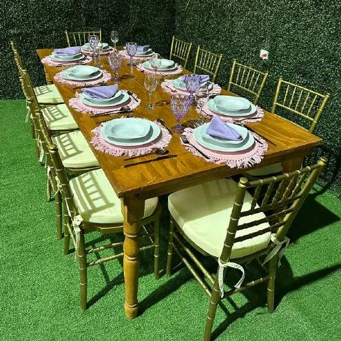 Renta de mesa rústica de madera para eventos vintage en CDMX