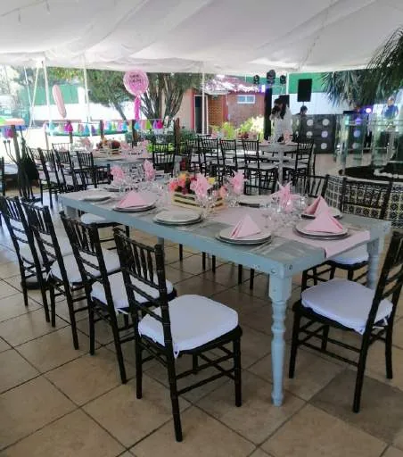 Renta de mesa vintage de madera para eventos en CDMX