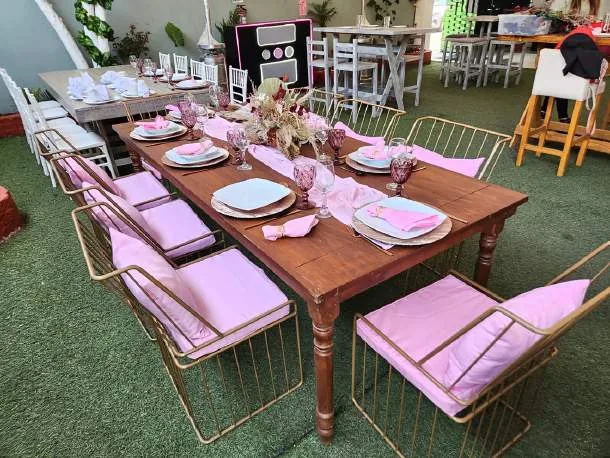 Mesa vintage con sillas Camila en renta para eventos CDMX
