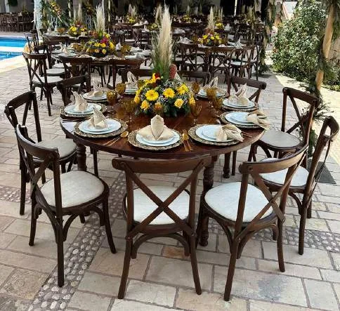 Paquete de mesa redonda con sillas crossback en renta CDMX