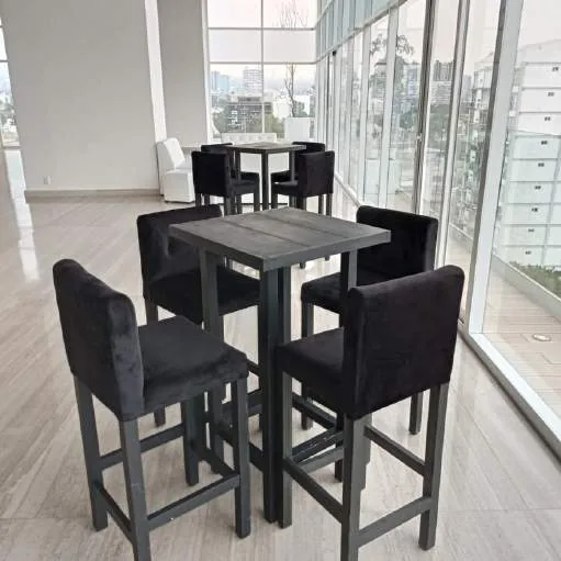 Periquera Ebony — mesa alta negra en renta para eventos CDMX