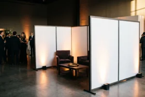 Mamparas divisorias blancas montadas para dividir un area lounge en un evento en CDMX