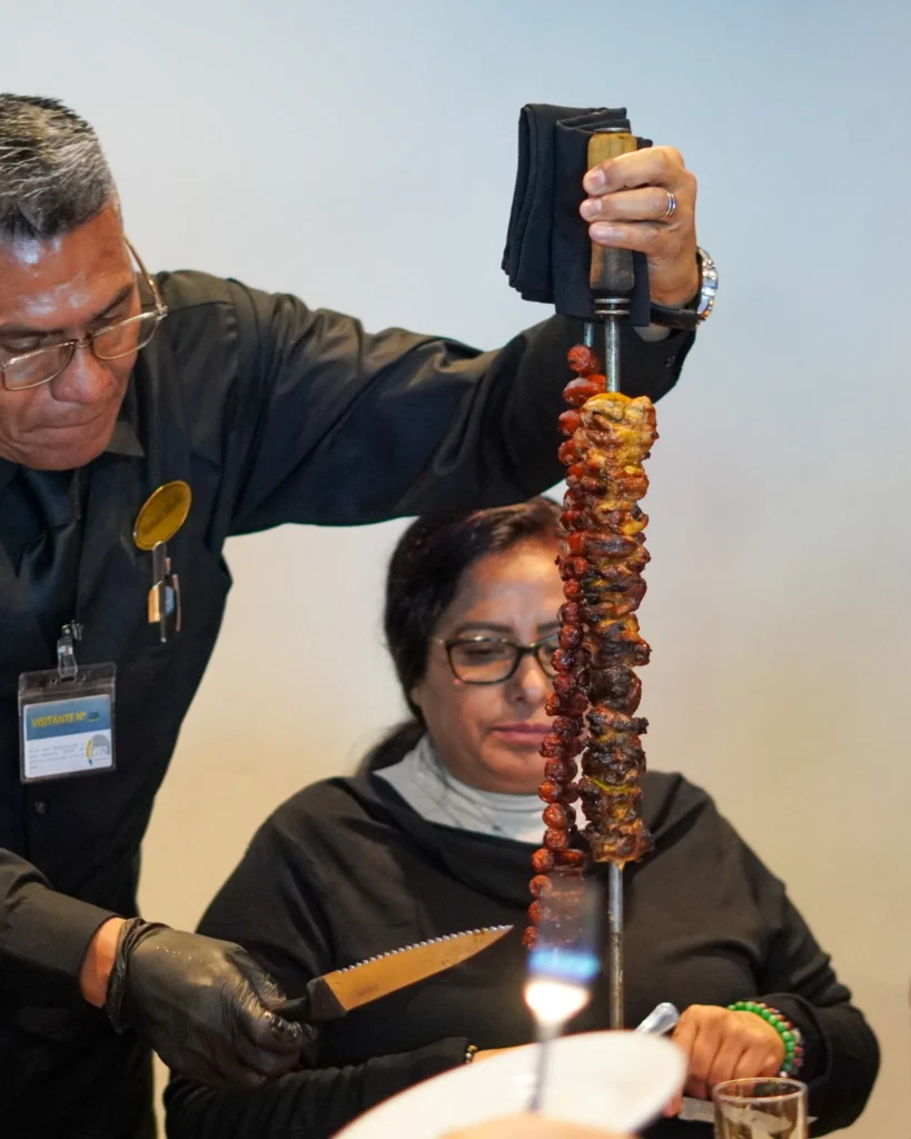 Personal operativo de Event Planner cortando carne al trompo en vivo durante un evento en CDMX