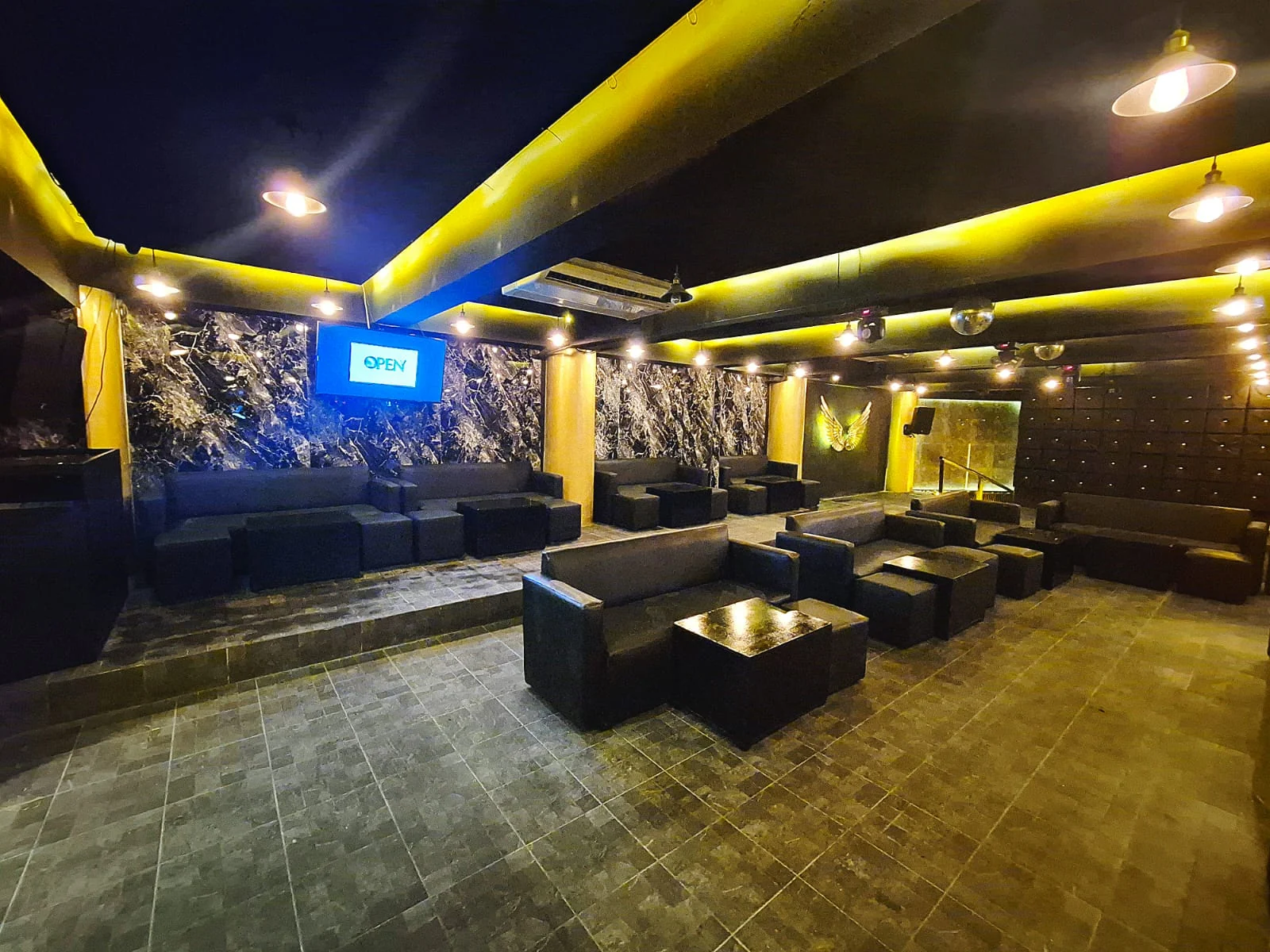 Antro Nápoles 2 — montaje de salas lounge para evento privado