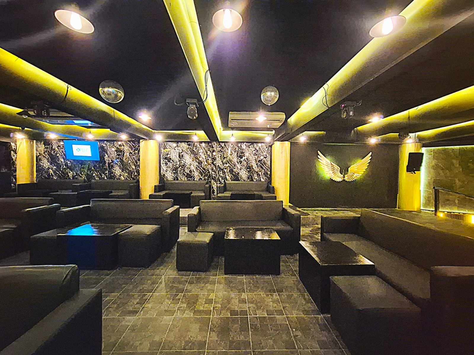 Antro Nápoles 2 — salón principal con salas lounge y alas doradas