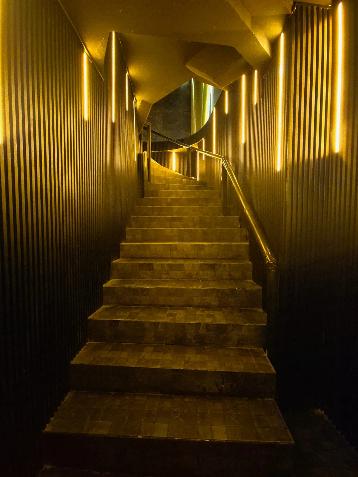 Antro Nápoles 2 — escalera de acceso iluminada