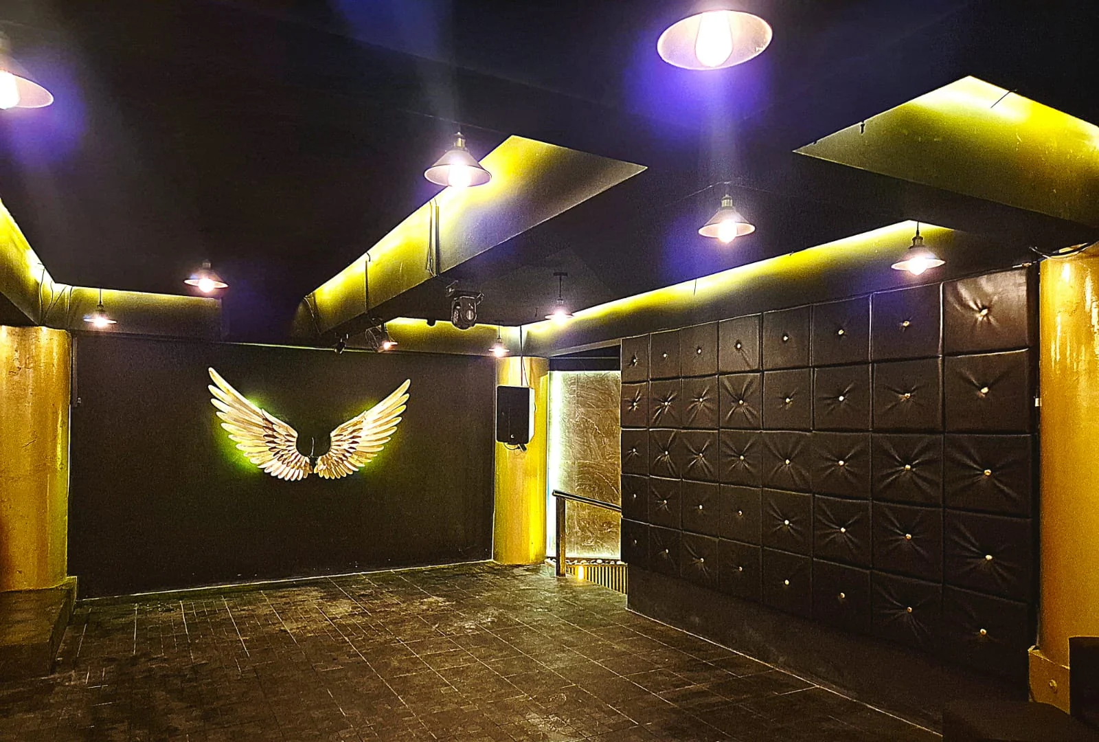 Antro Nápoles 2 — segundo salón con muro capitonado