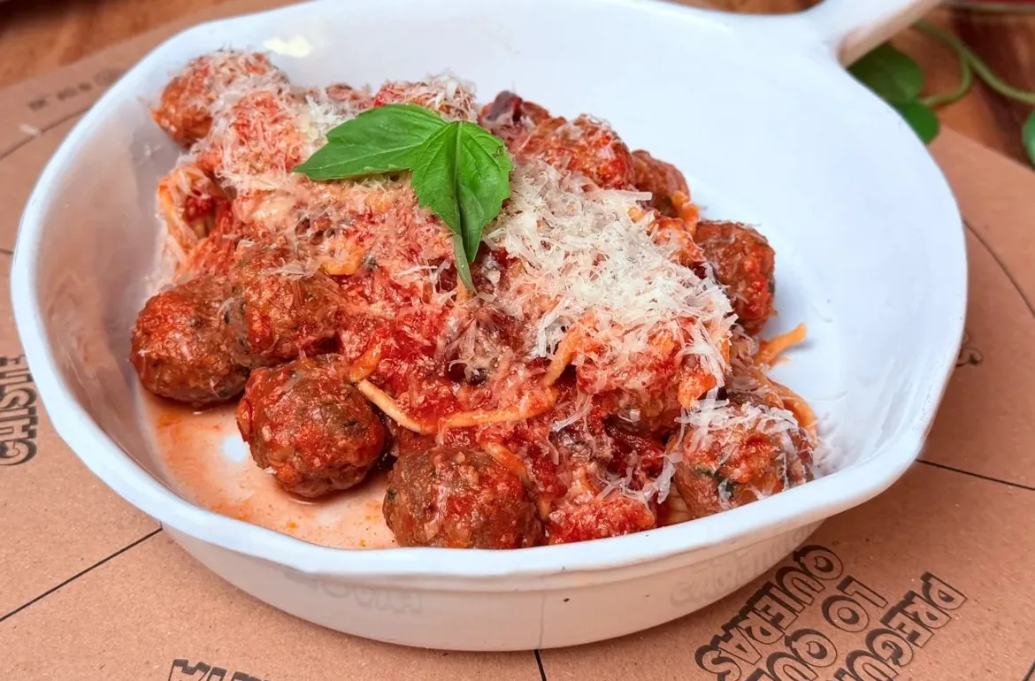 Pasta fresca con pomodoro picante y albóndigas napolitanas