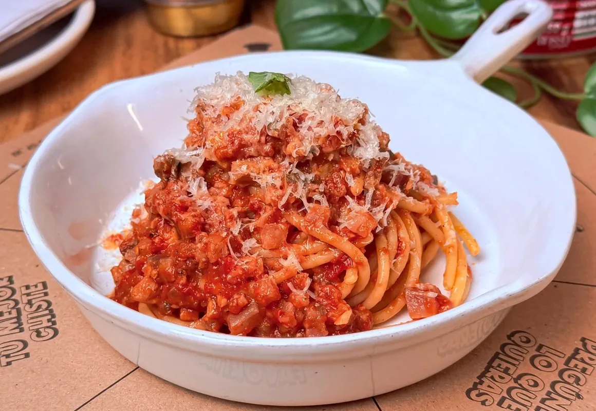 Pasta fresca amatriciana con panceta y pecorino