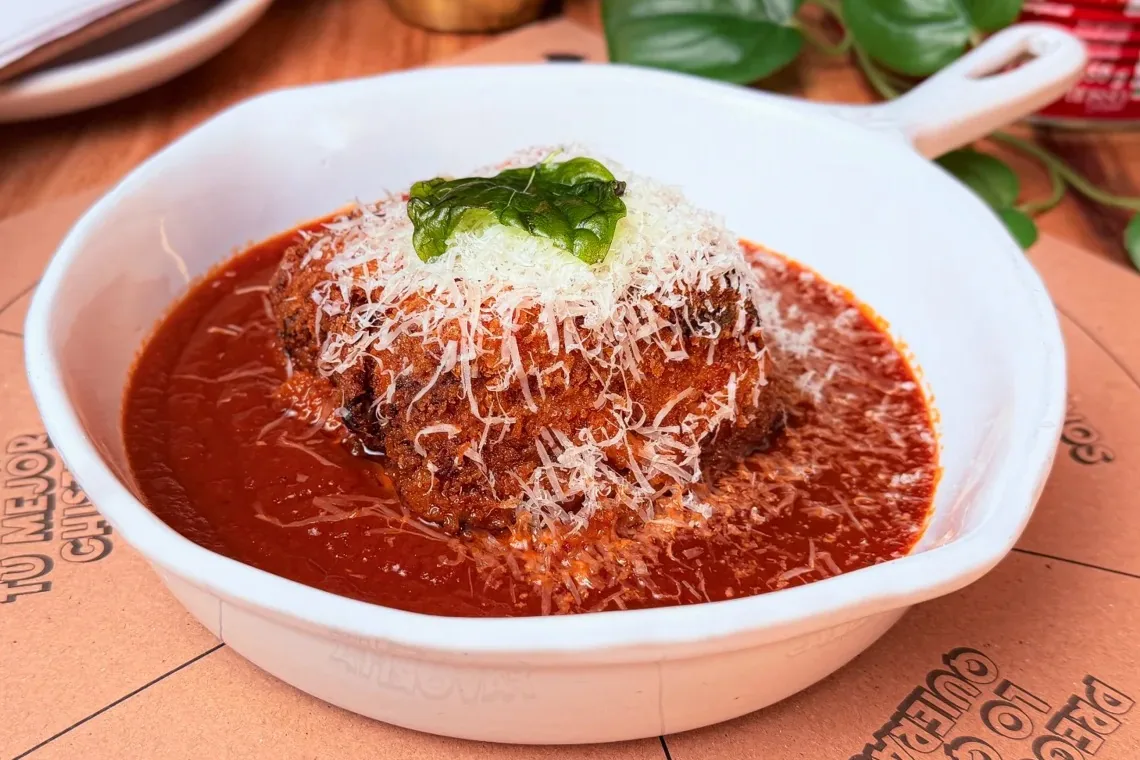 Lasaña frita servida sobre pomodoro