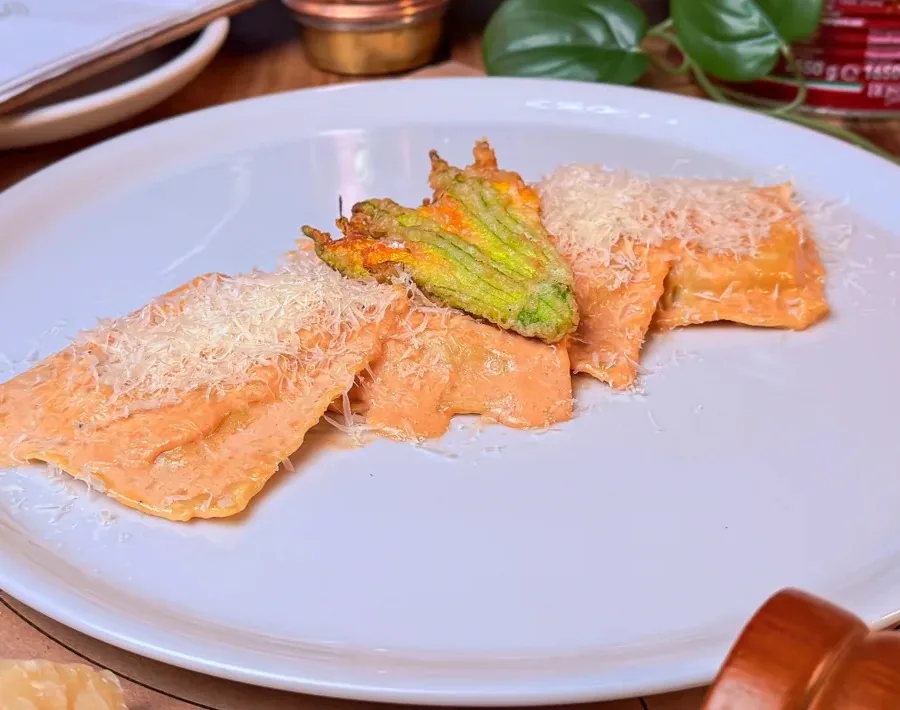 Raviolones de ricotta y flor de calabaza en salsa rosa