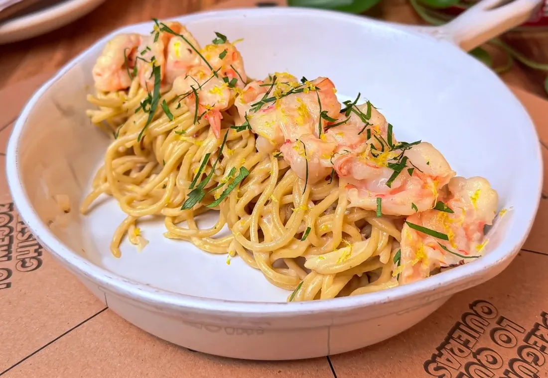 Spaghetti fresco con camarones, vino blanco y limón