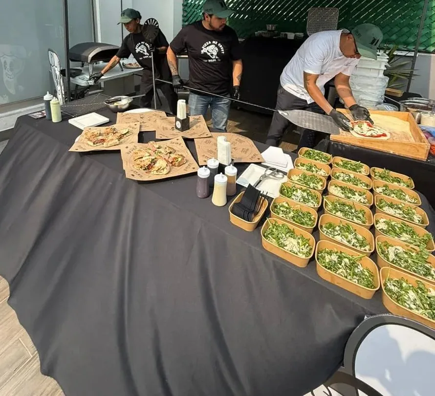Montaje de barra de pizza con horno en un evento en terraza