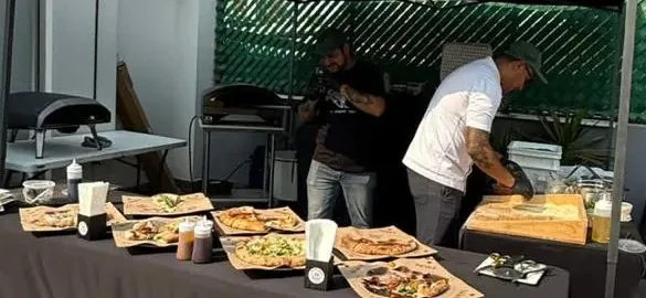 Servicio continuo de pizzas en la barra de un evento