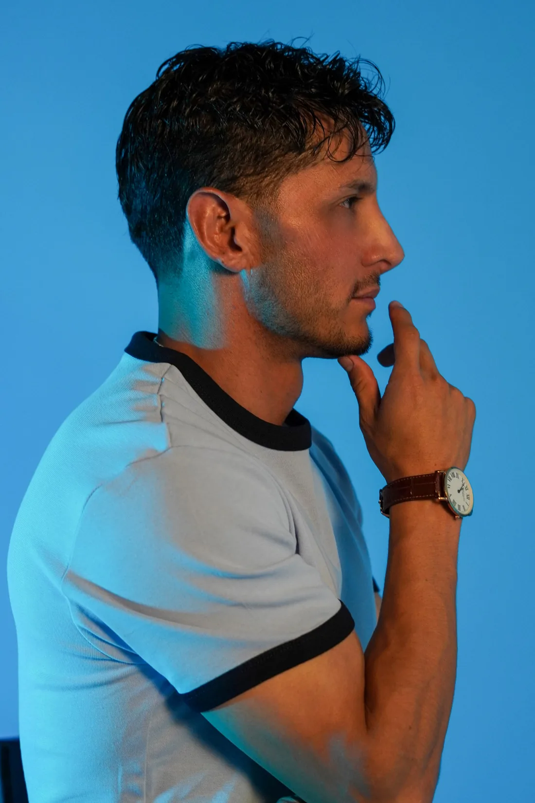 Perfil de book actoral de hombre con mano en la barbilla
