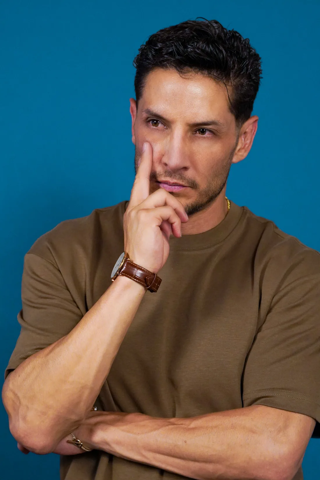 Retrato de book actoral de hombre con fondo azul de estudio