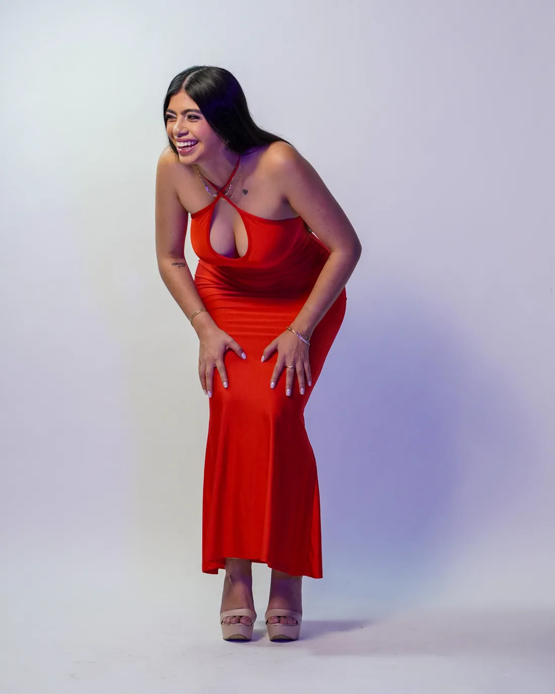 Book de fotos con vestido rojo en pose de editorial de moda