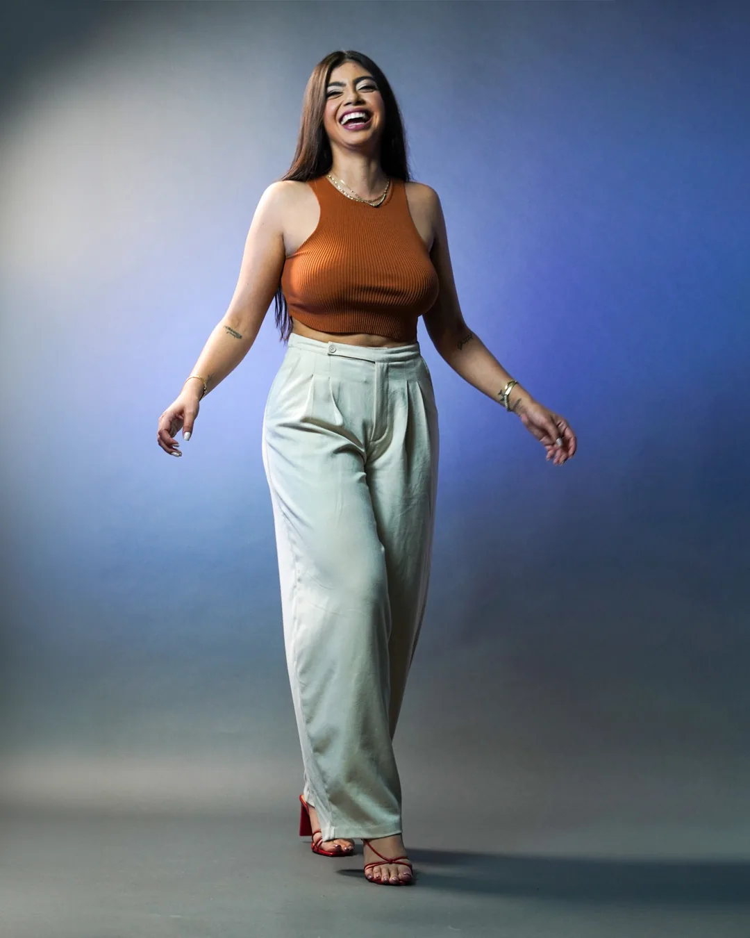 Book de modelaje caminando hacia la cámara en estudio