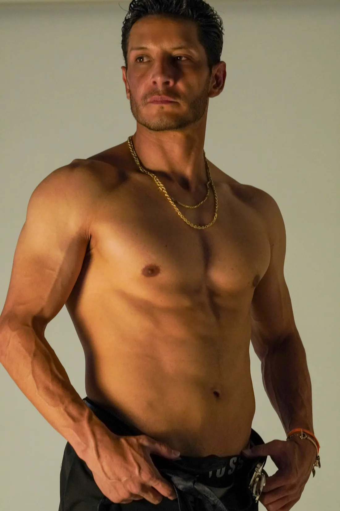 Book fitness de hombre con iluminación de estudio