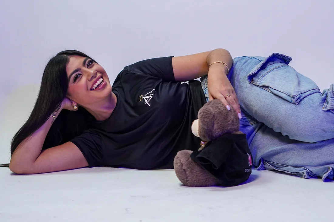 Book fotográfico casual recostada y sonriendo en estudio