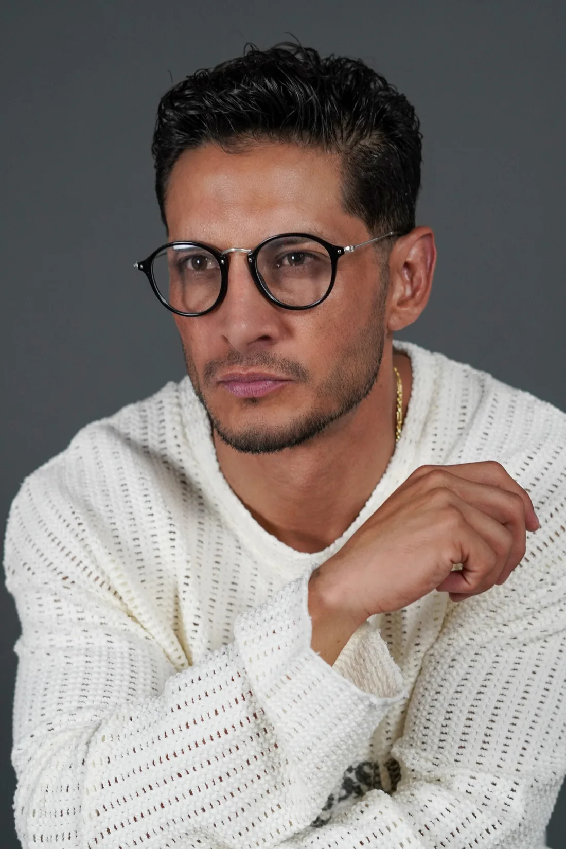 Book fotográfico para hombre: retrato con lentes y suéter tejido