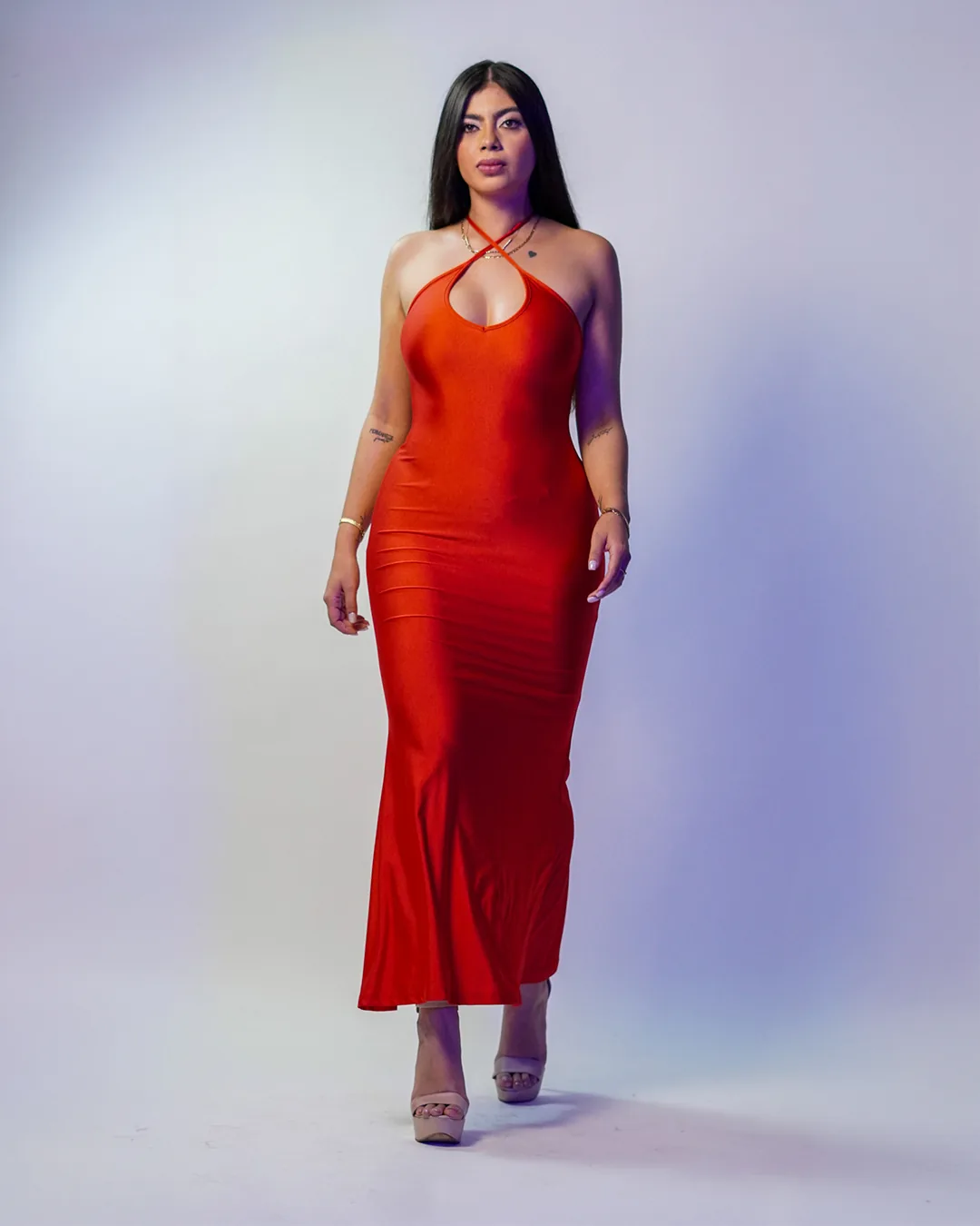 Book de modelaje con vestido rojo de cuerpo completo