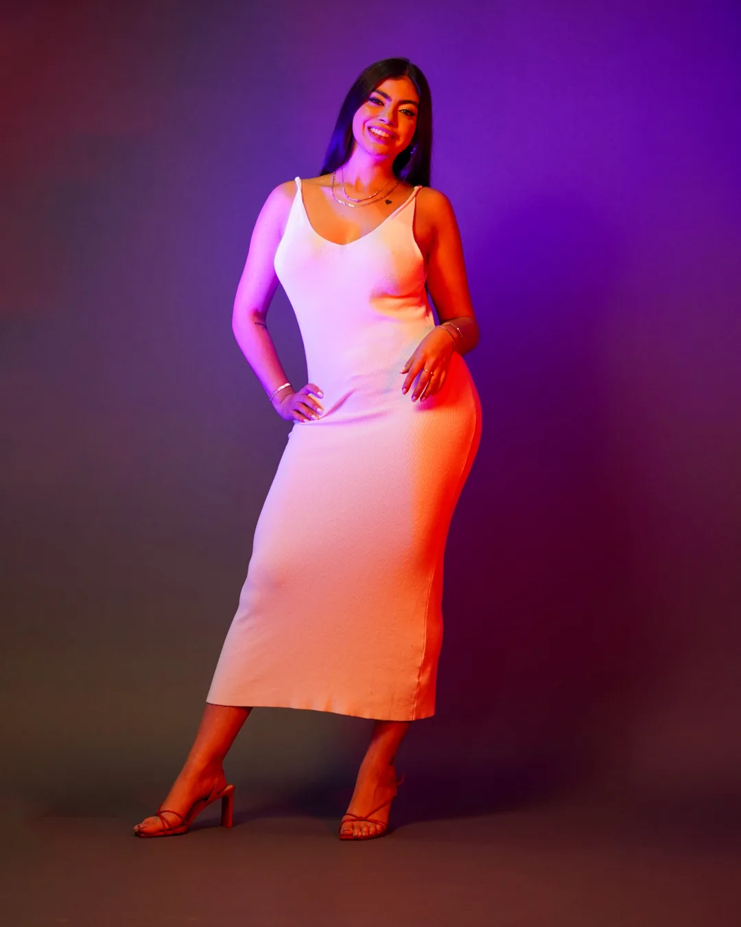 Book para modelos de cuerpo completo con vestido sobre fondo morado