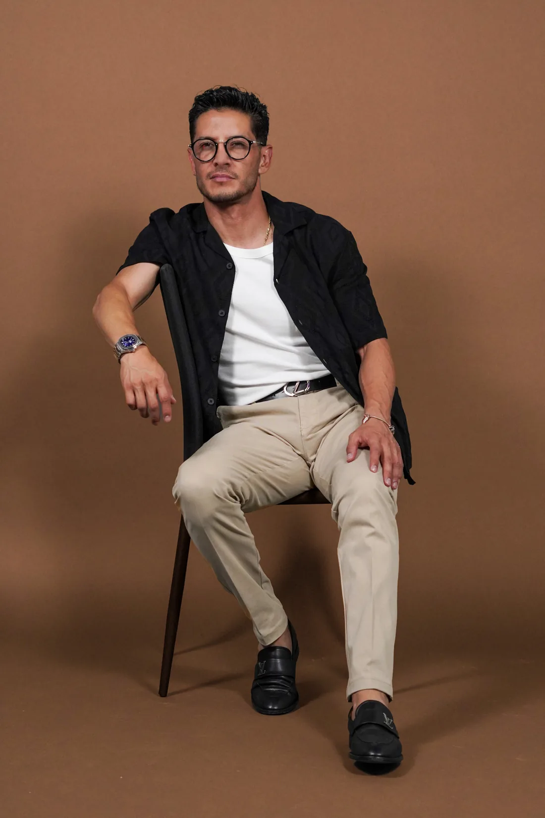 Book profesional de hombre con camisa negra sobre fondo café