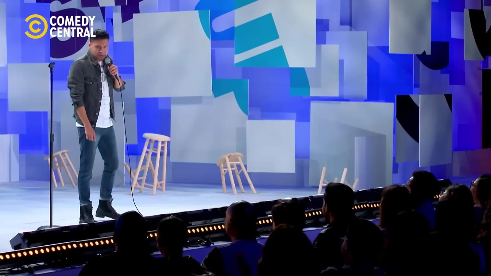 Carlos Mosco frente al público en el escenario de Comedy Central