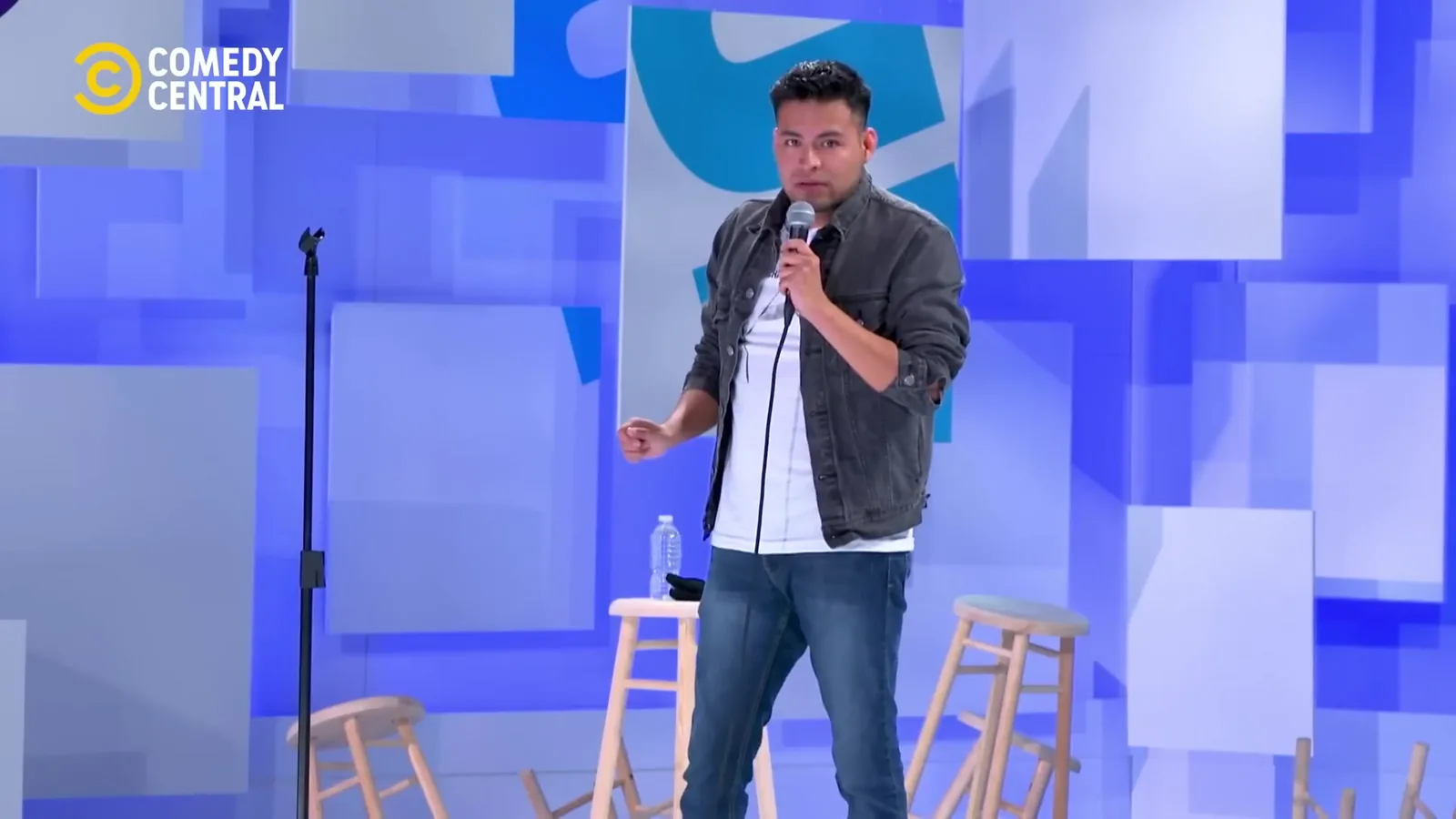 Carlos Mosco en Stand Up México de Comedy Central, plano medio en el escenario