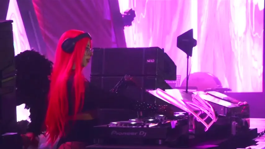 Charlotte Fehler en cabina en el Dos Equis Stage de EDC México 2022