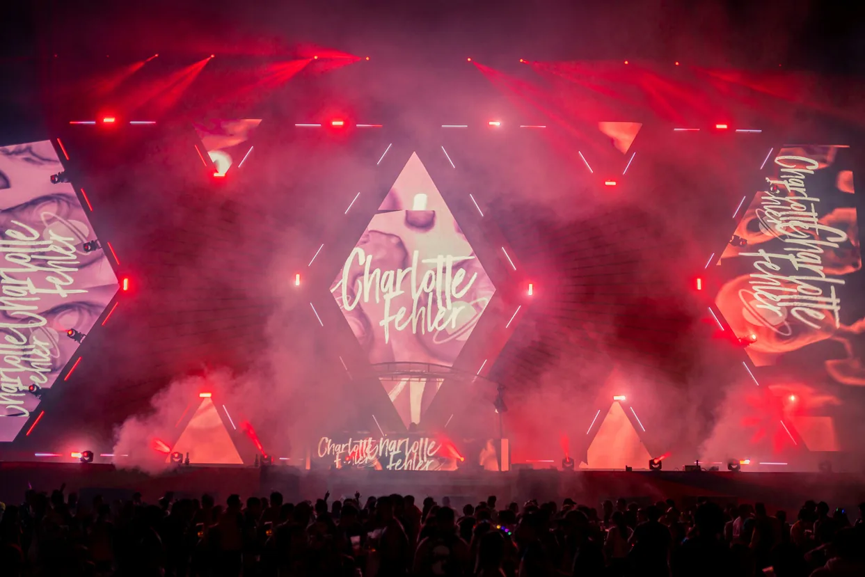 Escenario de EDC México 2022 con el nombre de Charlotte Fehler en las pantallas