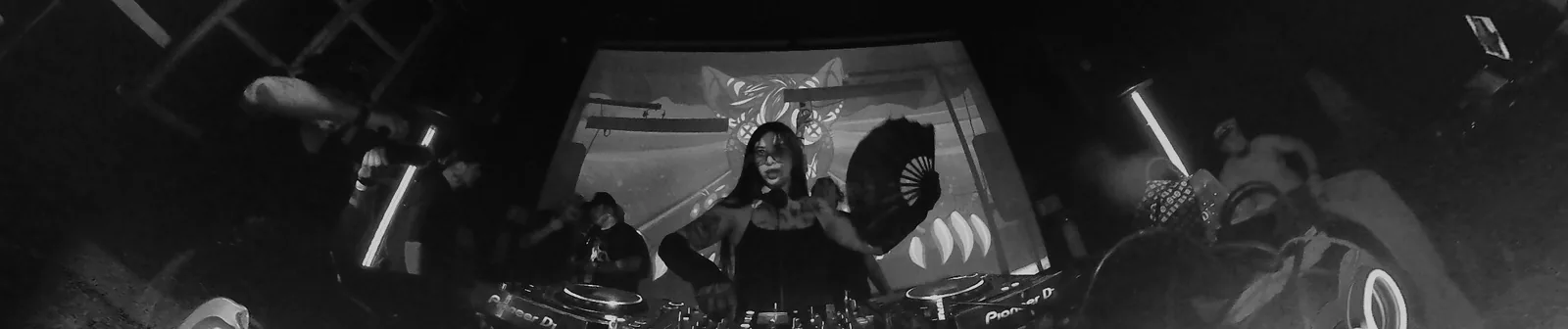 Charlotte Fehler en cabina durante un set de house en un club