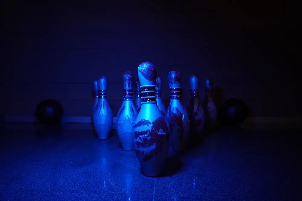 Decoración de Halloween: bolos de calavera con luz azul