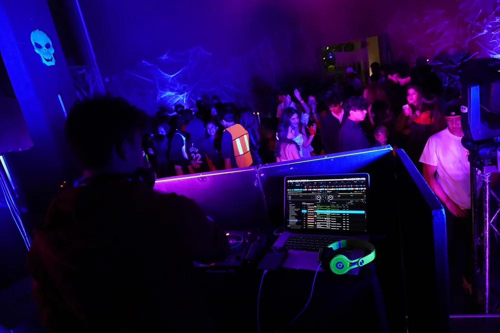 Producción de Halloween: cabina de DJ con iluminación