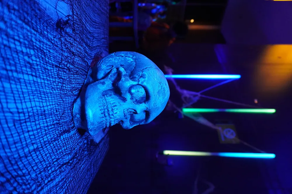 Decoración de Halloween: calavera con luz azul