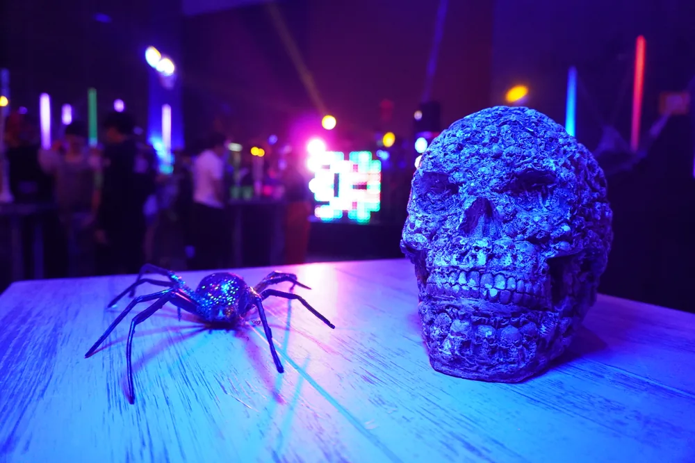 Decoración de Halloween: calavera gigante con araña en la pista
