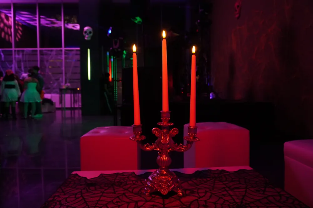 Decoración de Halloween: candelabro con velas rojas encendidas