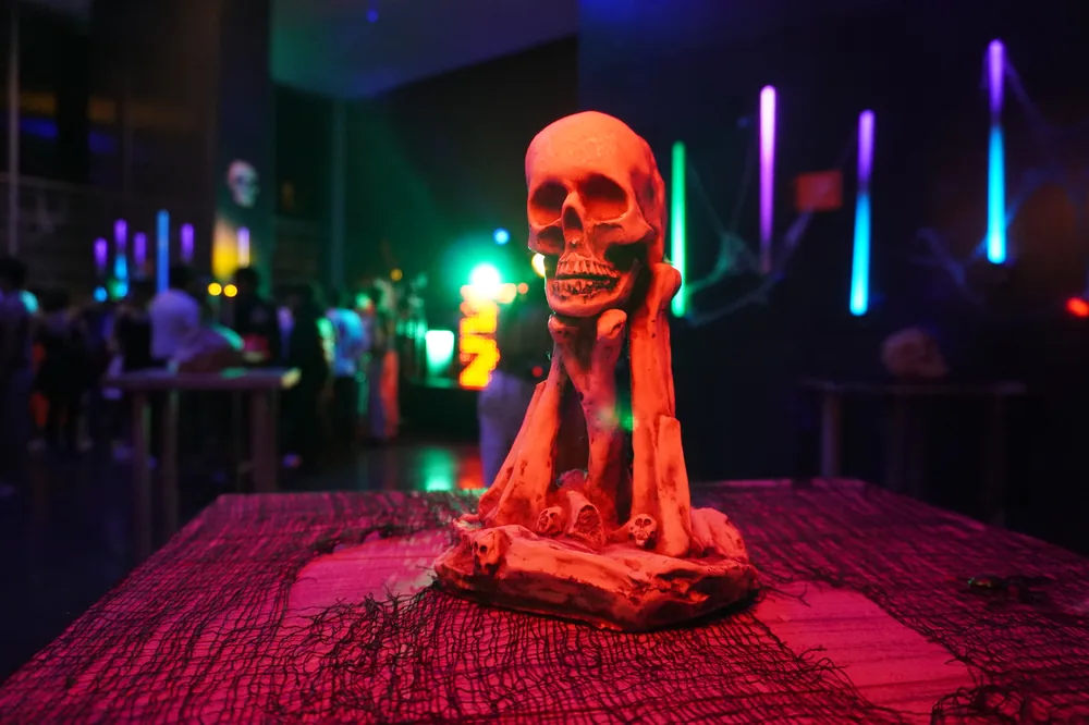 Decoración de Halloween: escultura de esqueleto bajo luz roja