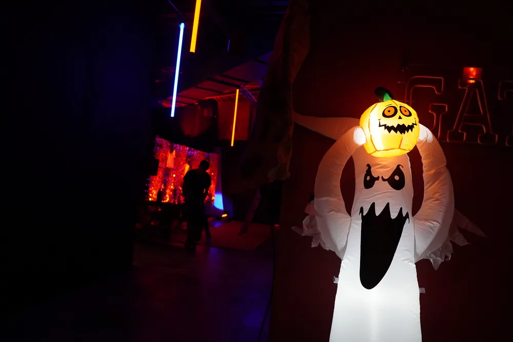 Decoración de Halloween: fantasma con calabaza iluminada