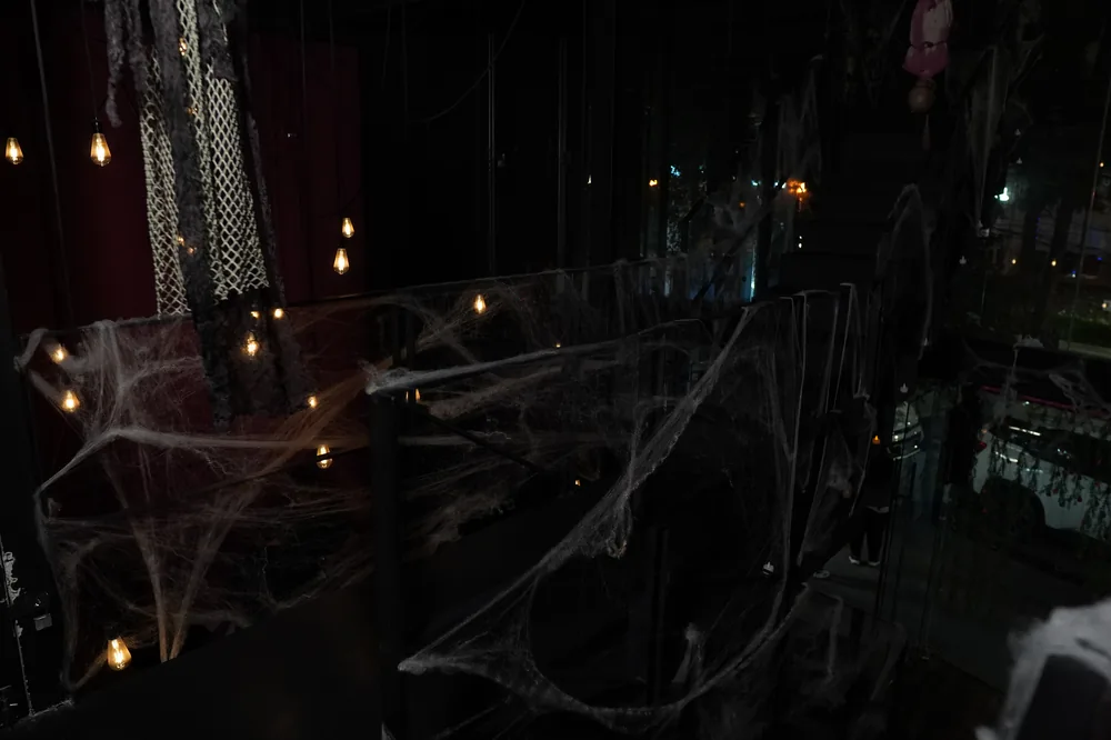 Decoración de Halloween: telarañas y velas en el salón