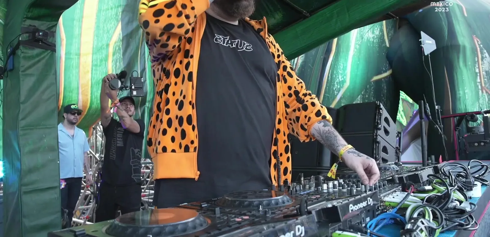 DJ Bonhaus animando la pista con el micrófono durante su set