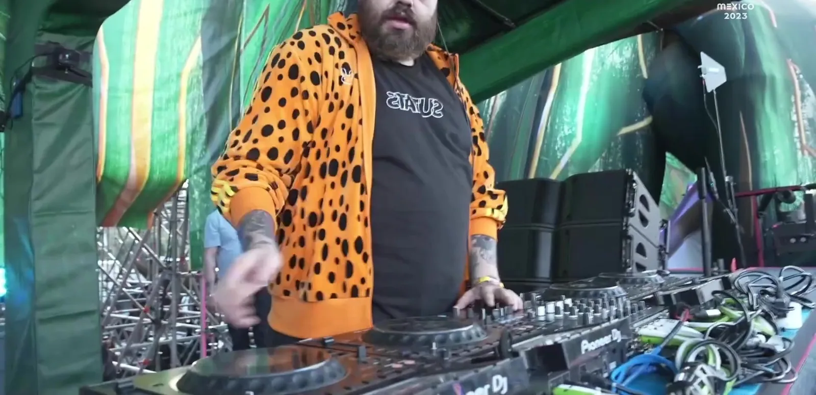DJ Bonhaus, DJ y productor de la Ciudad de México, mezclando en cabina